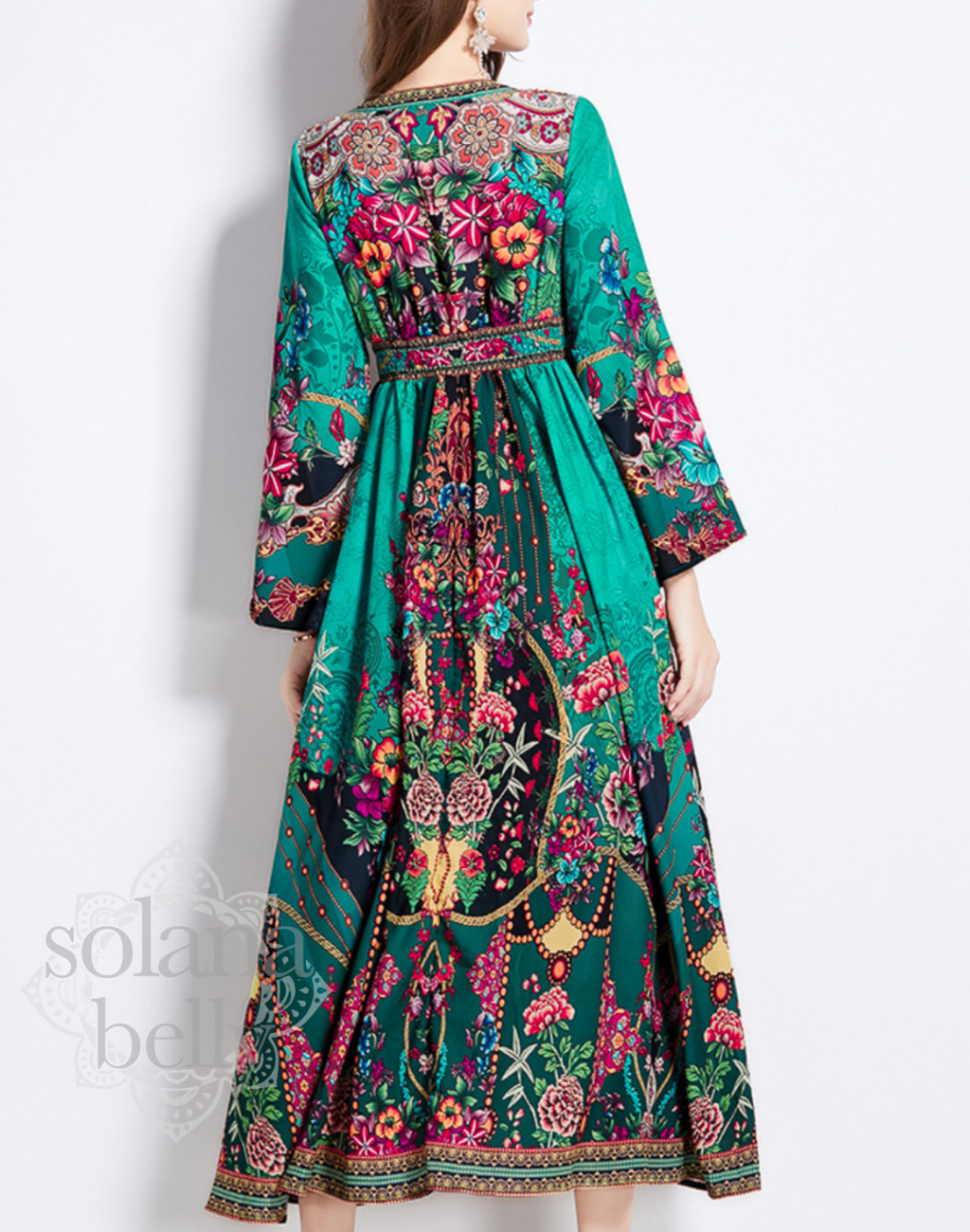 背面から撮影されたガラベーヤワンピースの後ろ姿。背中全体の柄と落ち感が分かり、ベリーダンス衣装やレッスン着の上に羽織った際のシルエットを確認できる。