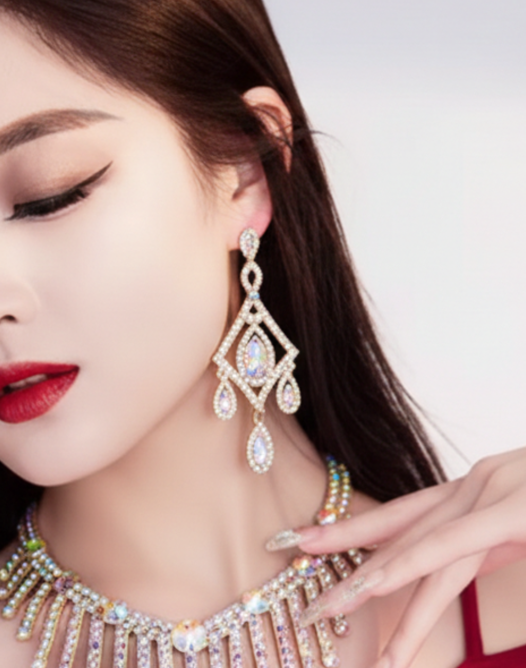 モデルがベリーダンス衣装に合わせて着用したピアス/イヤリングのアクセサリーで、レッスン着にも取り入れやすい縦ラインと顔まわりの印象が分かる着用イメージ写真