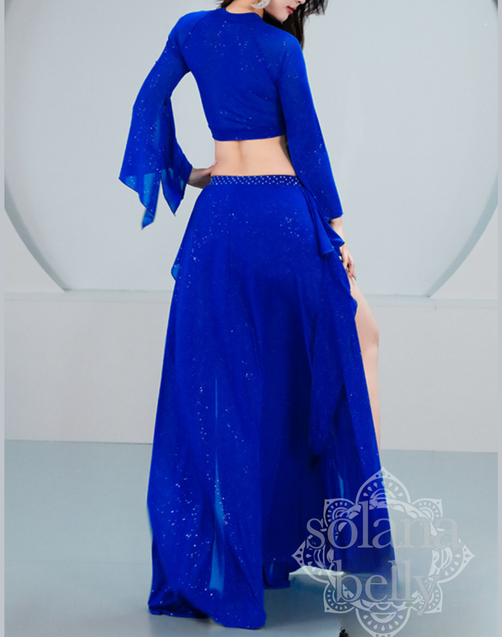 背面から見たブルーのベリーダンス レッスン着 衣装、シフォンが揺れて落ち着いた華やかさを演出するスタイル