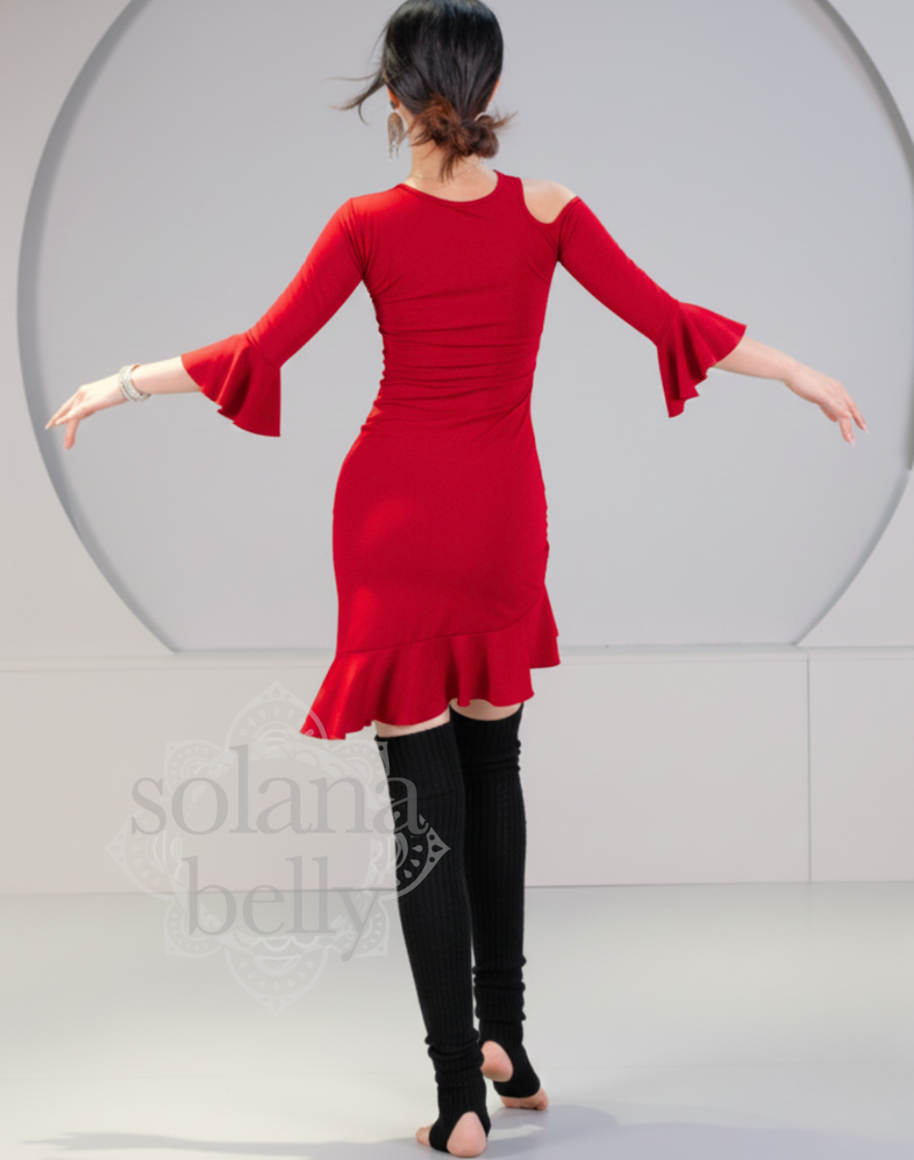 背面から見たシルエットで身体のラインが自然に整って見える、ベリーダンスの衣装としても活躍する初心者に取り入れやすいレッスン着。