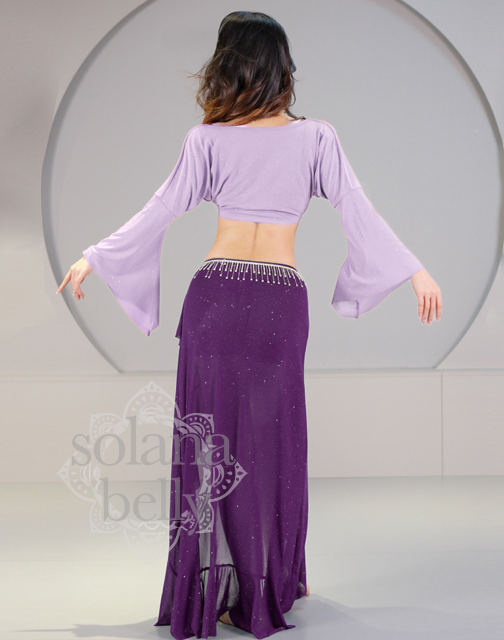 背面から見たパープルのベリーダンス レッスン着。トップスの丈感とスカートの落ち感が分かり、衣装としても使える後ろ姿を初心者が確認できる構図。