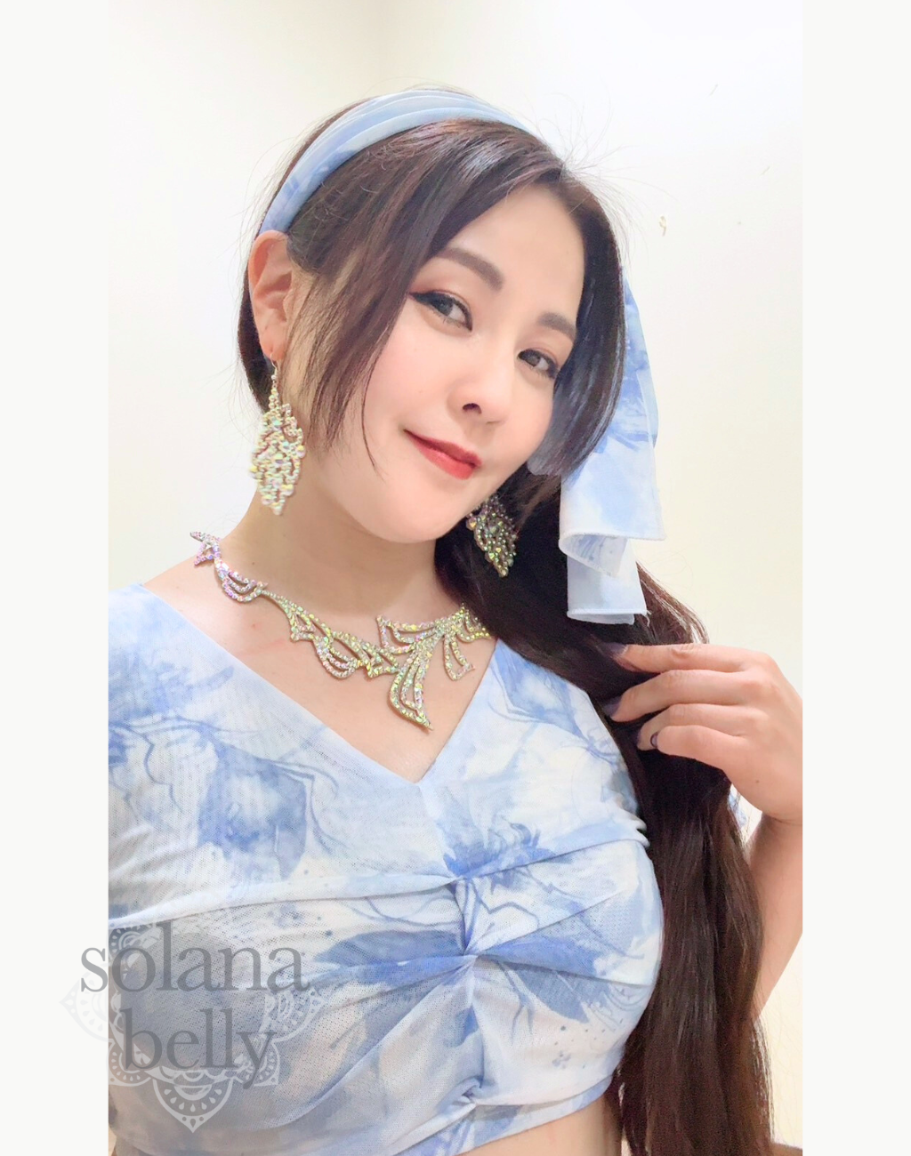 水彩ブルーが映える3点セットのベリーダンス レッスン着 衣装。ヘッドスカーフ付きで全身コーデが完成する華やかなデザイン。