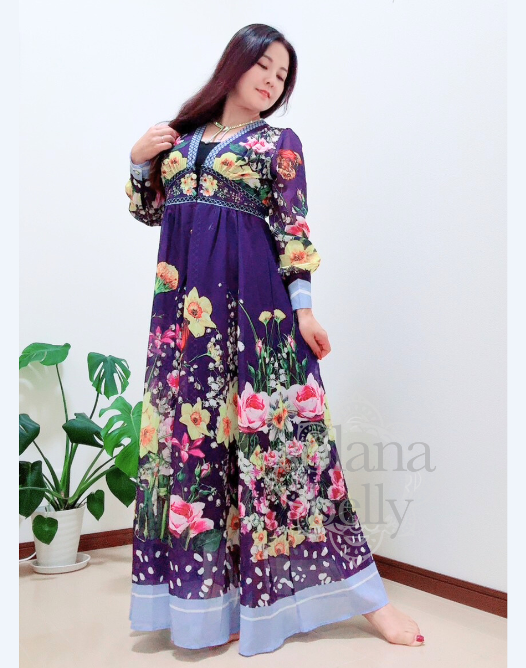 長袖のガラベーヤワンピースを羽織り、ベリーダンス衣装の上からシルエットを美しく見せる。パープルマルチカラーの柄が舞台映えするデザイン。