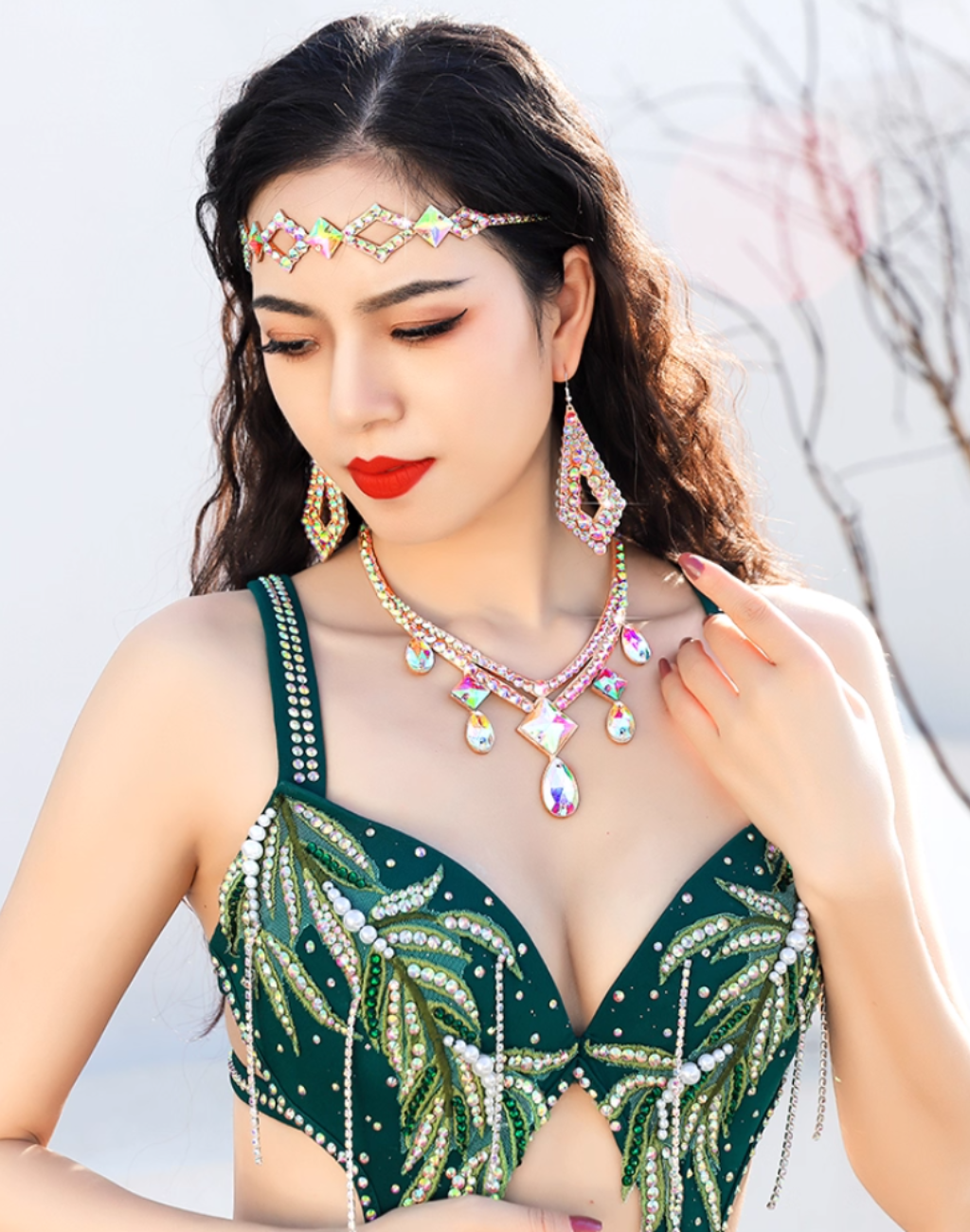 モデルがベリーダンス衣装に合わせて着用したビジューヘッドアクセサリー。大粒のビジューが輝き、顔まわりを華やかに演出。