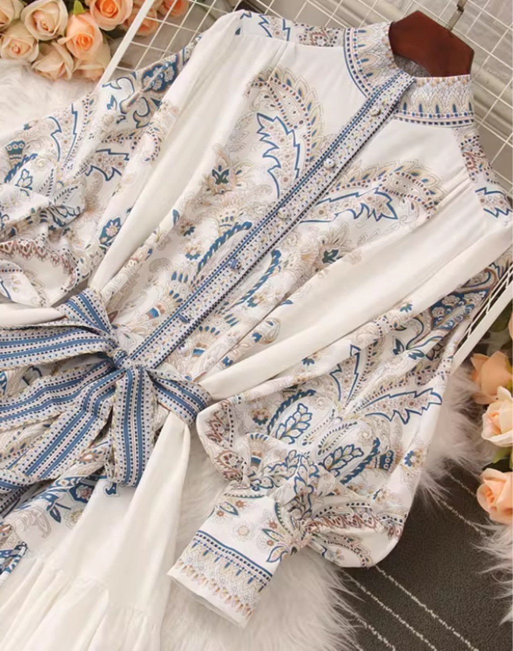 ブルーとベージュの装飾模様が美しい生地アップ。ステージ前後の装いを上品にまとめるガラベーヤワンピース。