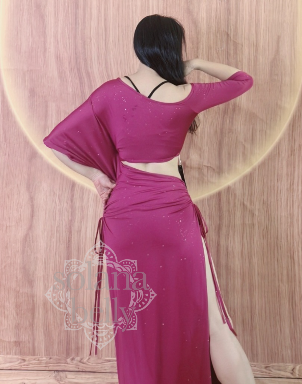 背中のラインが美しく見えるベリーダンス レッスン着の後ろ姿。ピンクの衣装が落ち着いたトーンで、大人の上品さを感じさせる。