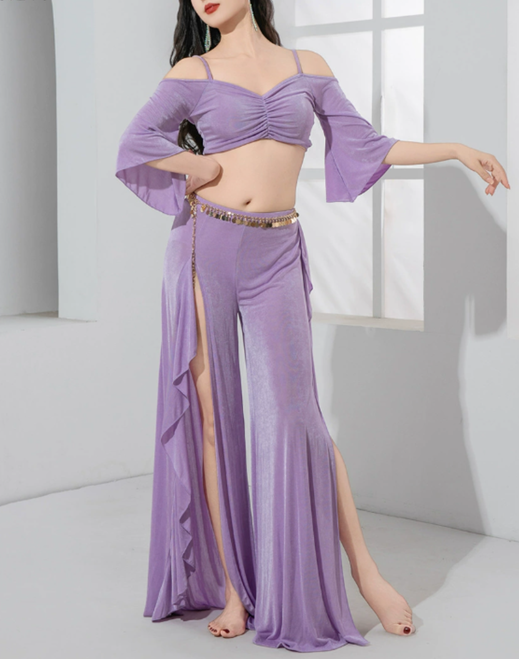 ベリーダンス衣装、レッスン着に合わせたいコイン付ベリーチェーンを着用したベリーダンサーの構図。ヒップスカーフとしても使えるデザイン。