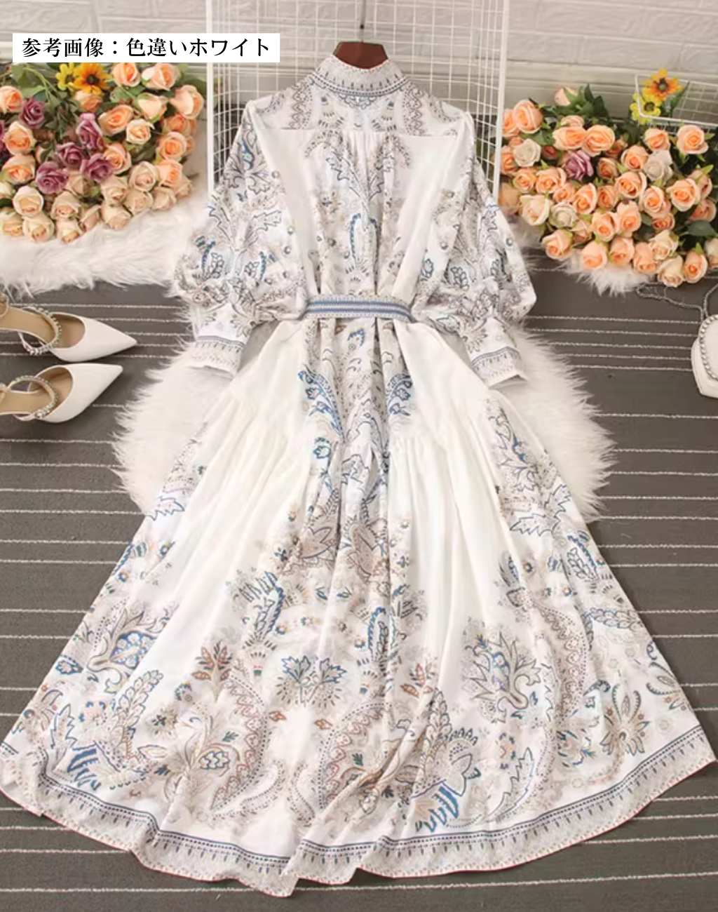 背中まで流れる装飾模様が印象的なホワイトのガラベーヤワンピース。ショーや発表会の移動にも使いやすい。