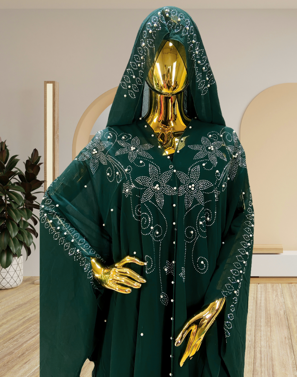 胸元のビジュー刺繍をクローズアップしたガラベーヤのディテール写真。ベリーダンスの衣装やレッスン着に重ねたとき、舞台前の仕度を整える瞬間が想像できる静かな質感を捉えている。