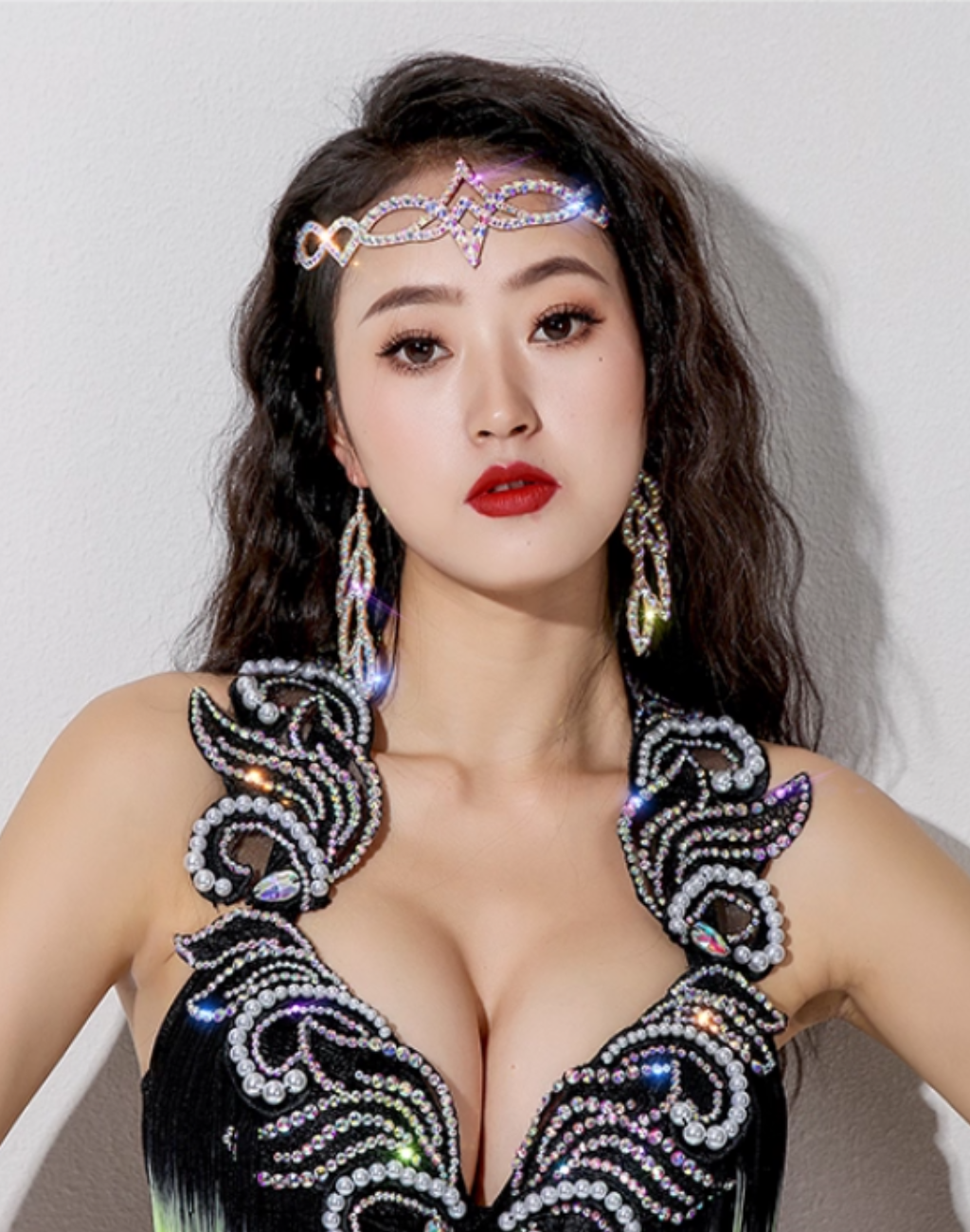 七色に輝くビジューが光を反射し、ステージで華やかな存在感を放つベリーダンスアクセサリー。衣装をより洗練された印象に。