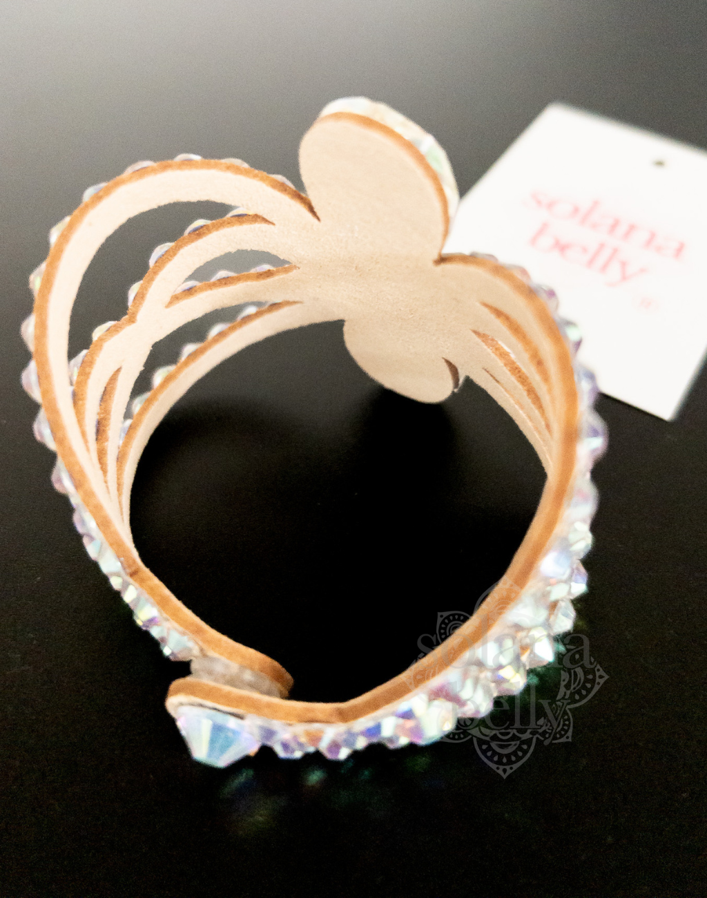 ベリーダンス衣装やレッスン着に合わせた手元を飾るハンドアクセサリー、透明感あるビジューが光を反射し華やかに輝く様子