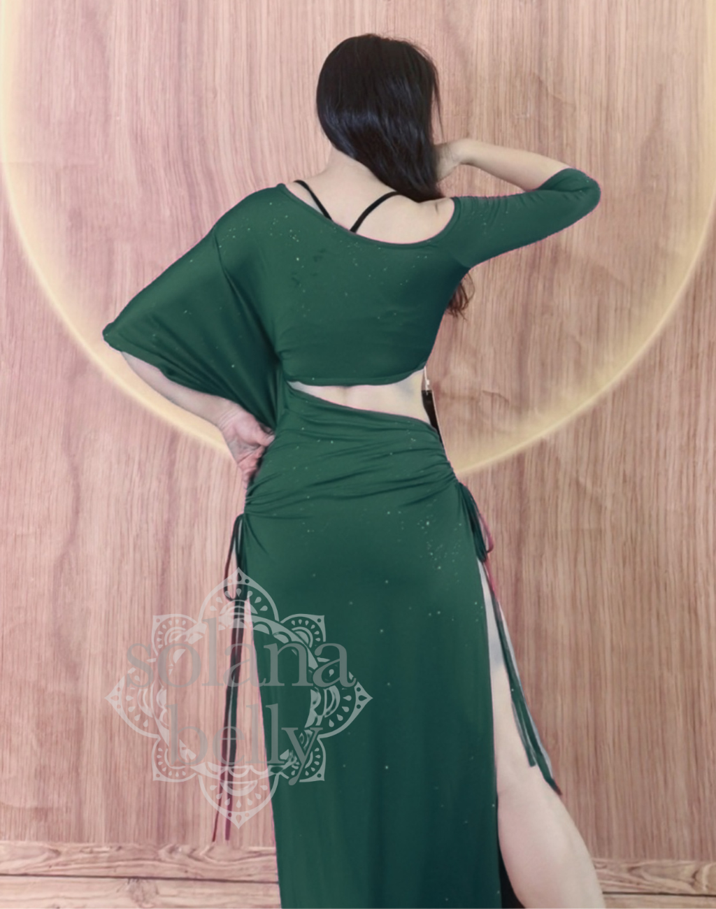 ベリーダンス レッスン着の背中のラインが美しく見える後ろ姿。衣装の落ち着いた光沢が柔らかな印象を添える。