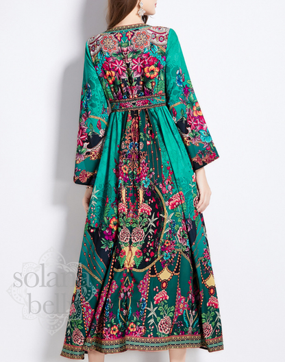 背面から撮影されたガラベーヤワンピースの後ろ姿。背中全体の柄と落ち感が分かり、ベリーダンス衣装やレッスン着の上に羽織った際のシルエットを確認できる。