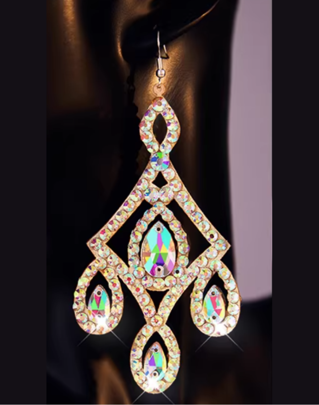 黒背景のマネキンに着用した、ベリーダンスの衣装やレッスン着に合わせやすいジオメトリックデザインのピアス／イヤリングで、縦に連なる構造とアクセサリーとしての存在感が分かる商品写真