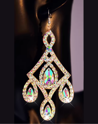 黒背景のマネキンに着用した、ベリーダンスの衣装やレッスン着に合わせやすいジオメトリックデザインのピアス／イヤリングで、縦に連なる構造とアクセサリーとしての存在感が分かる商品写真