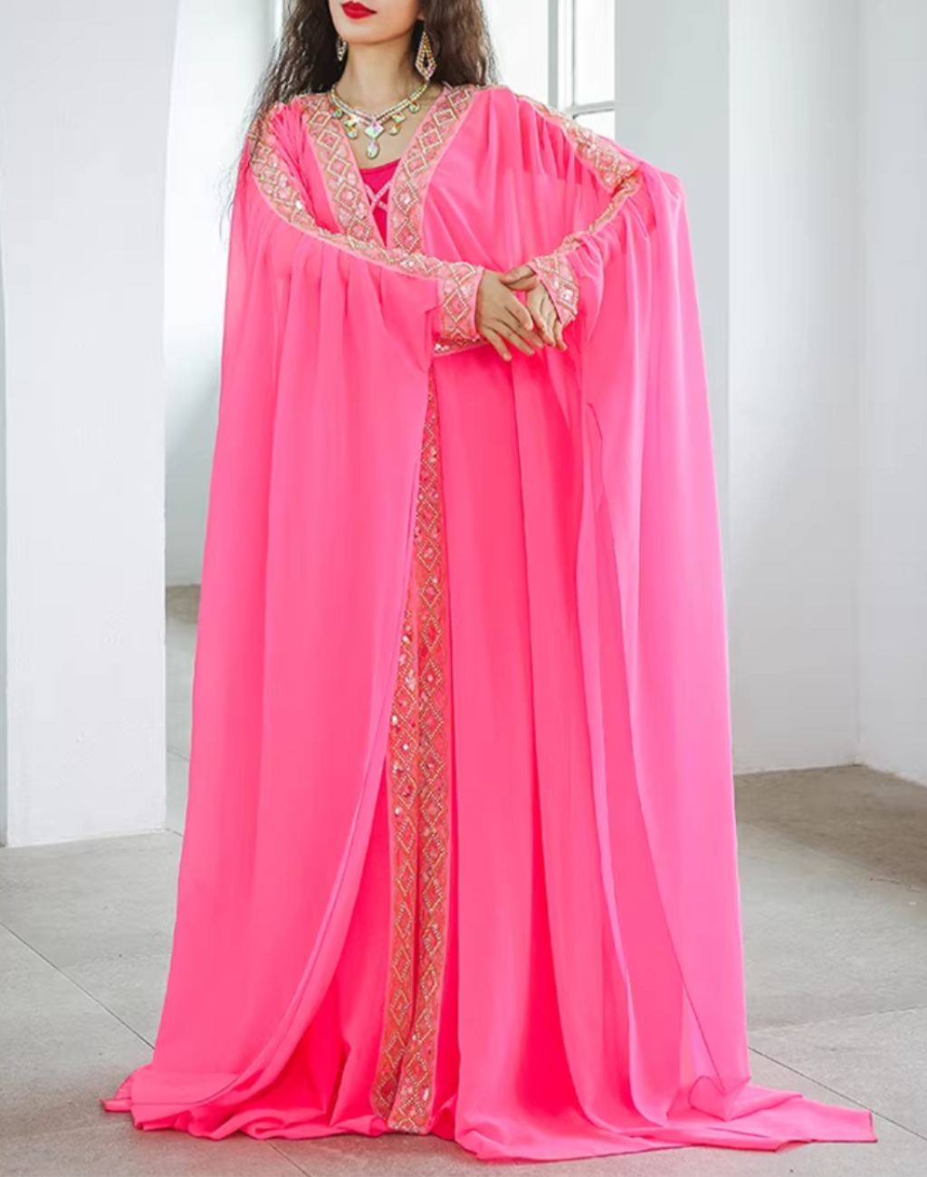 正面から自然なポーズで撮影されたベリーダンス衣装 ハリージドレス ピンク。スパンコール装飾と生地の重なりが分かりやすい全身カット。