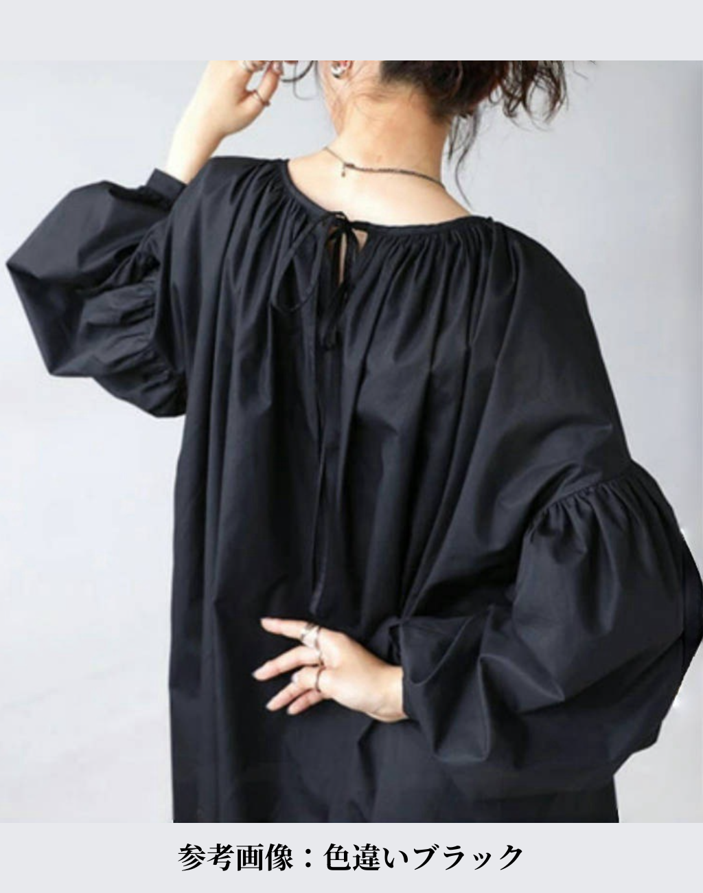 後ろ姿の参考写真として、ネックまわりのデザインが分かる構図。ベリーダンスの衣装に重ねても窮屈にならないつくりを示す画像。