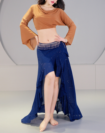 一歩踏み出した動作で撮影したベリーダンスのレッスン着。スカートの前後差が足の運びを確認しやすく、練習にも衣装にも使えるデザインが伝わる。