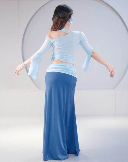 ベリーダンス衣装としても使えるブルーのレッスン着の背面。トップスのラインが背中に沿って美しく、落ち着いたトーンが大人の雰囲気を演出。