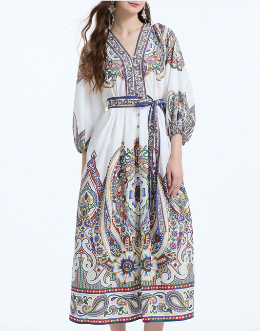 ベリーダンス衣装やレッスン着の上から羽織れるガラベーヤワンピース、動きに合わせて広がるシルエットが分かる斜めアングル