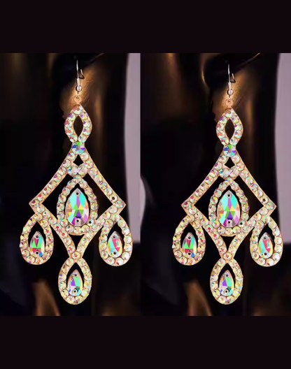 左右ペアで並べたベリーダンス用ピアス／イヤリングのアクセサリーを正面から撮影し、衣装やレッスン着に合わせた際のシンメトリーなジオメトリック構造が確認できる画像