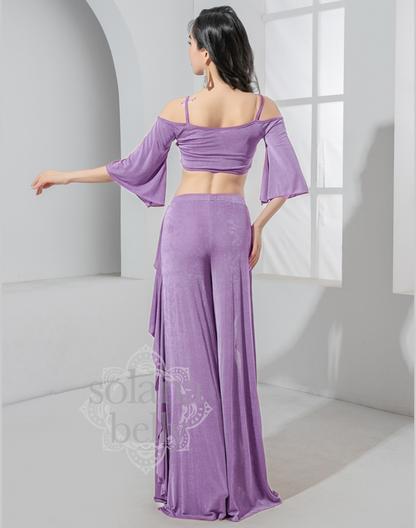 上品な色味のベリーダンス衣装としても使える上品なベリーダンスレッスン着を着用したモデル後ろ姿。ワイドパンツタイプのセットアップなので初心者にもおすすめのデザイン。