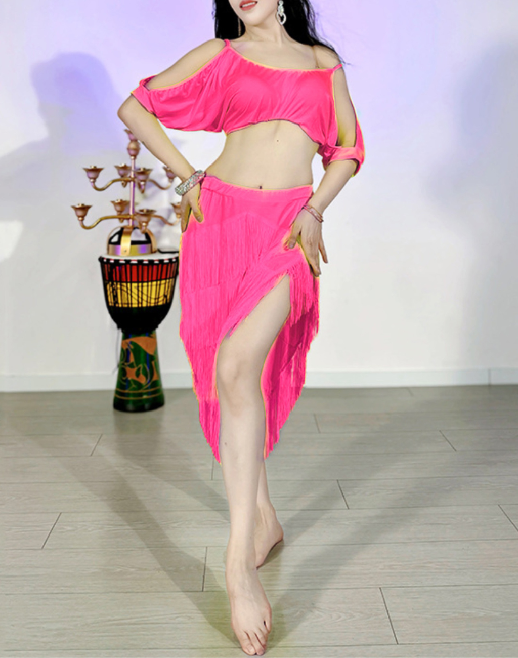 ベリーダンス衣装にもなる華やかなレッスン着を着用してポーズをとっているベリーダンサーの女性