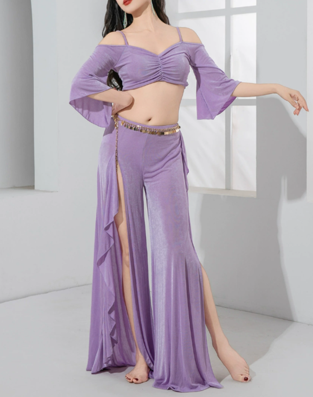 ライトパープルのベリーダンス衣装としても使えるレッスン着を正面から撮影し、スリット入りワイドパンツのシルエットが分かる構図。