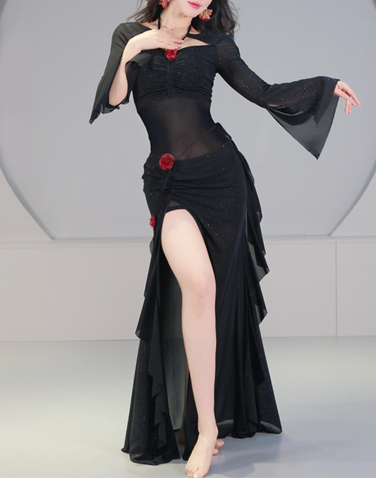 ベリーダンスの衣装としても使えるレッスン着を着用し、ブラックにローズモチーフが映える2wayセットアップで正面から立ち姿を見せる初心者にも取り入れやすい着用イメージ。