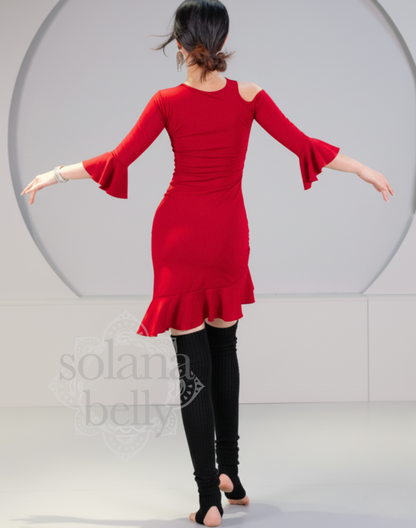 背面から見たシルエットで身体のラインが自然に整って見える、ベリーダンスの衣装としても活躍する初心者に取り入れやすいレッスン着。