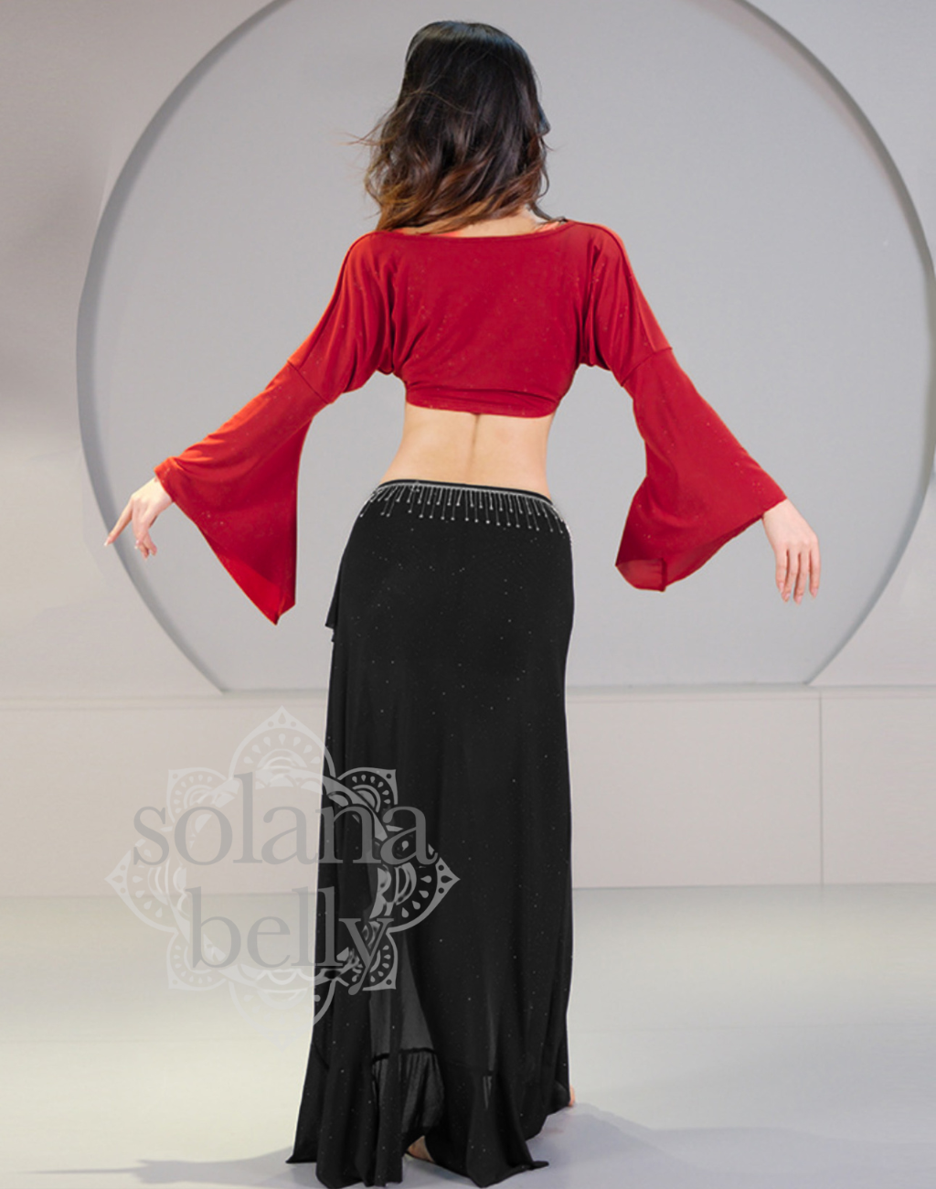 背面から見たベリーダンスのレッスン着スタイル。トップスの落ち感とスカートのシルエットが分かり、初心者にも安心な衣装の後ろ姿。