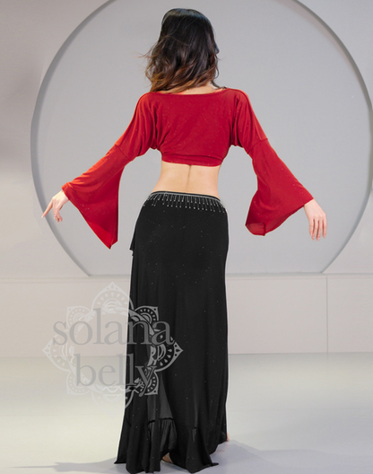 背面から見たベリーダンスのレッスン着スタイル。トップスの落ち感とスカートのシルエットが分かり、初心者にも安心な衣装の後ろ姿。