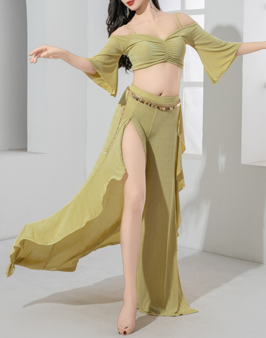 ベリーダンスのレッスン着として着用したワイドパンツ衣装で脚を伸ばして動く初心者にもおすすめのスタイル