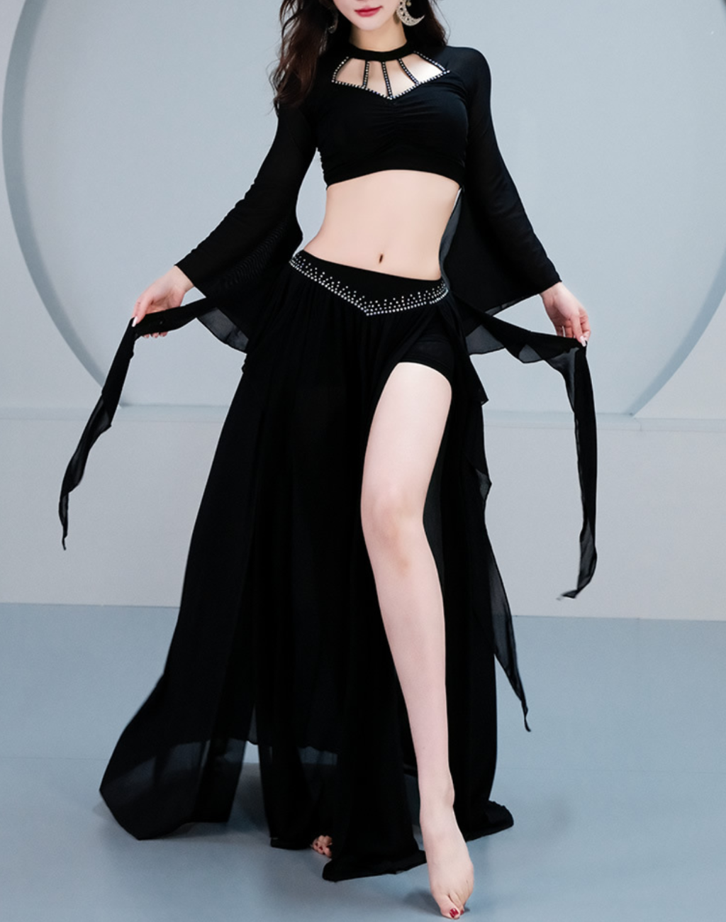 黒のビジュー付きトップスとスリット入りスカートを着用し、ベリーダンス衣装としても使えるレッスン着の全身正面ポーズが分かる写真