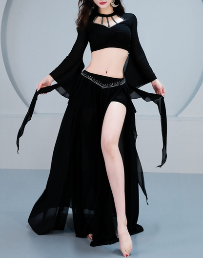 黒のビジュー付きトップスとスリット入りスカートを着用し、ベリーダンス衣装としても使えるレッスン着の全身正面ポーズが分かる写真