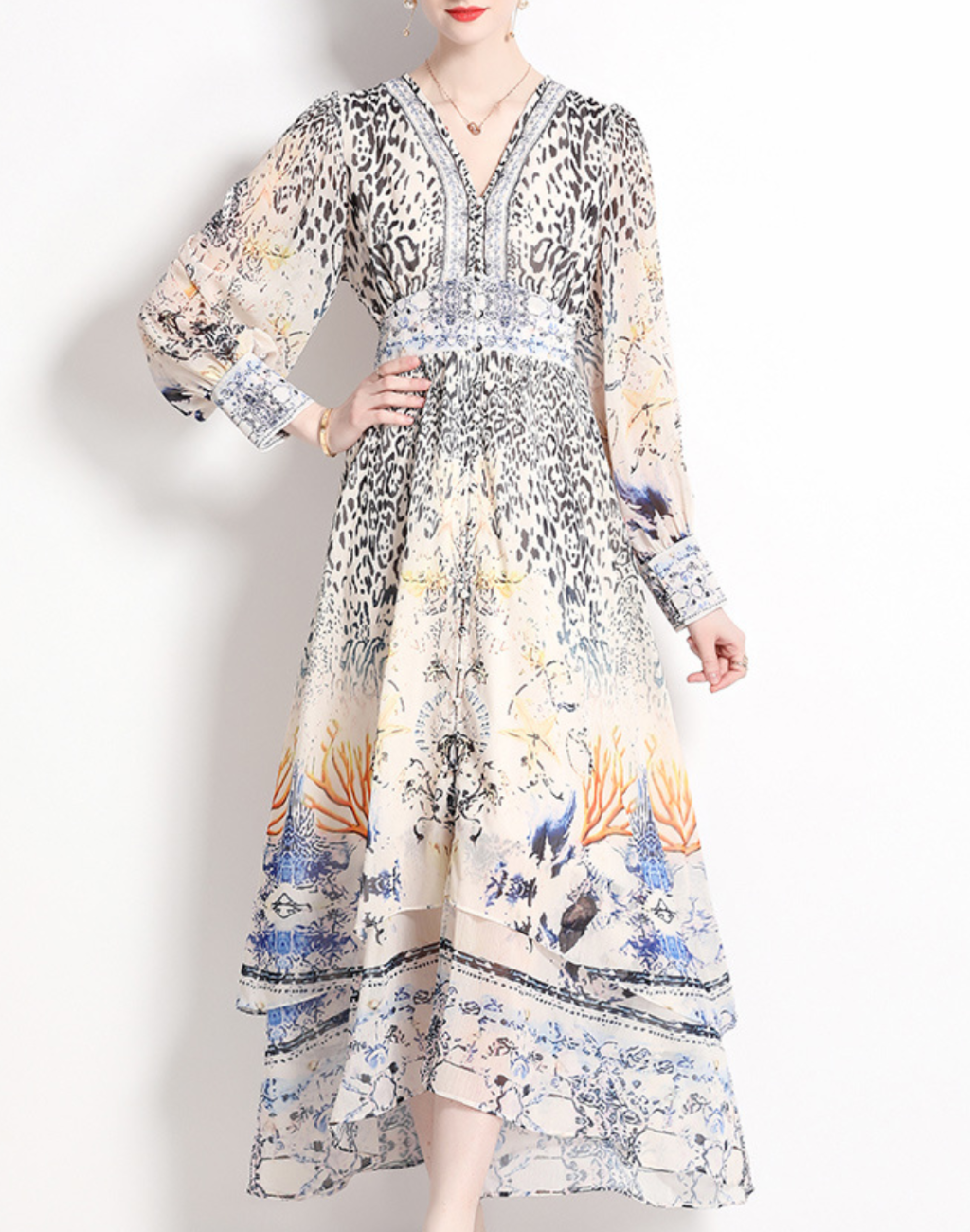 ベリーダンスの衣装やレッスン着の上から羽織れるガラベーヤワンピースで、前開きデザインとベージュの総柄が全身を縦にすっきり見せる着用イメージ。