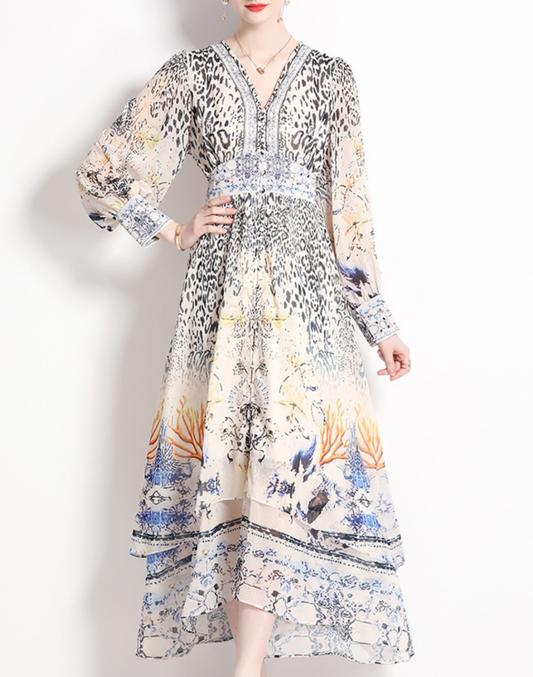 ベリーダンスの衣装やレッスン着の上から羽織れるガラベーヤワンピースで、前開きデザインとベージュの総柄が全身を縦にすっきり見せる着用イメージ。