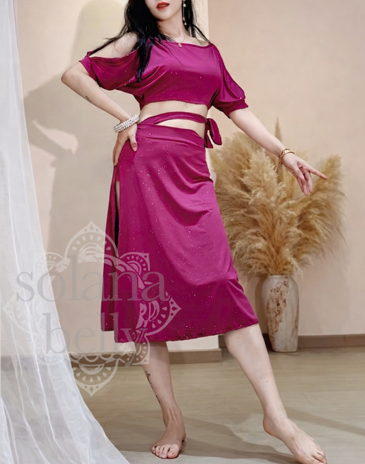 ベリーダンス衣装としても使えるピンクのレッスン着を着用したベリーダンサーが軽やかに足を運ぶ様子