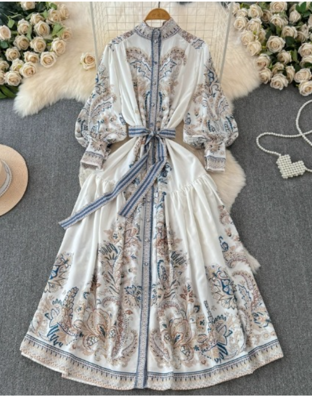 白地にブルーとベージュの模様が際立つガラベーヤワンピース。ベリーダンス衣装の上に羽織れる上品な一着。