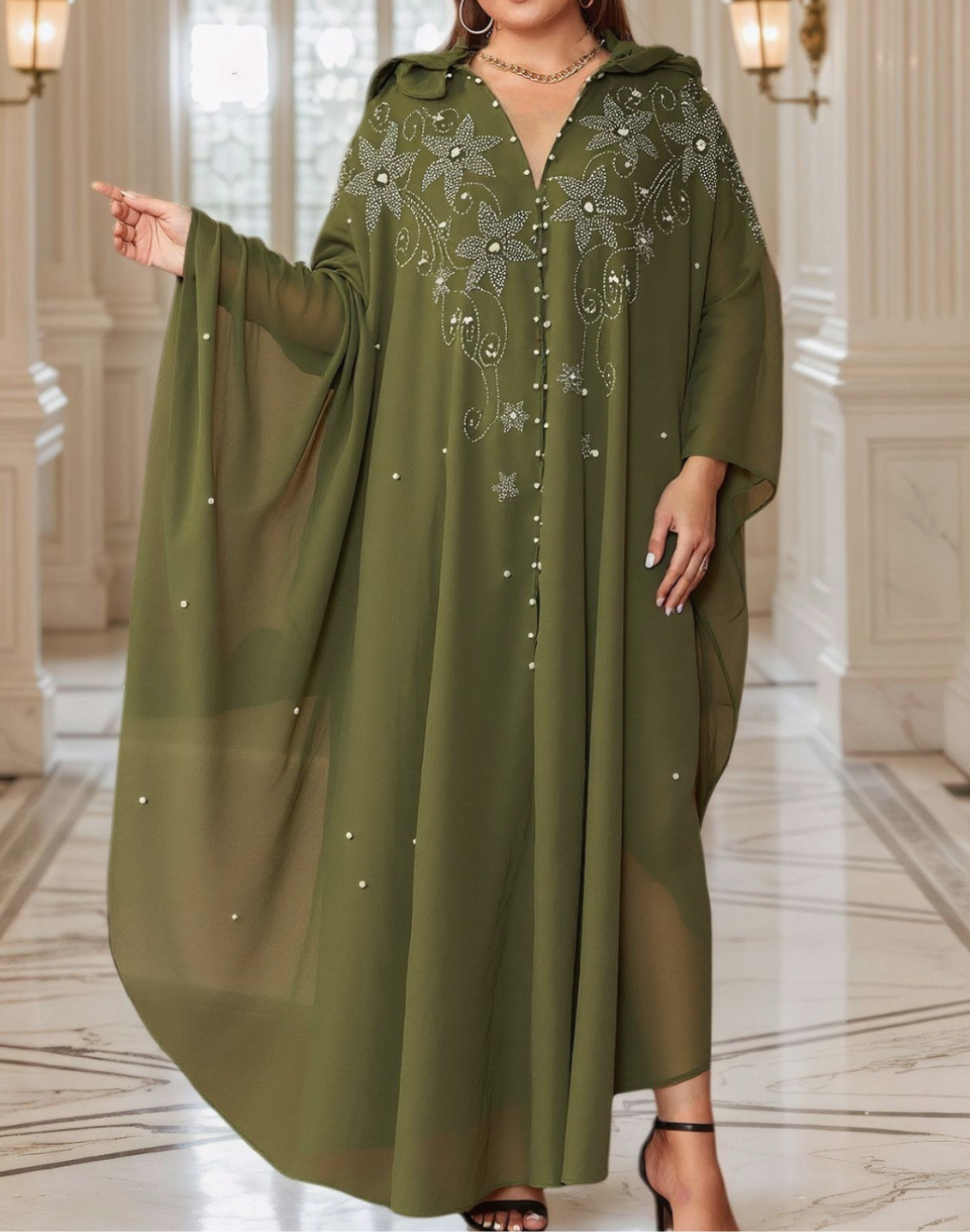 柔らかなピスタチオカラーのガラベーヤを着用したモデルが歩みを進める姿を写した写真。ベリーダンスの衣装やレッスン着の上に軽く羽織れる透け感があり、ホテルロビーで本番前に移動するような上品な雰囲気が漂う。