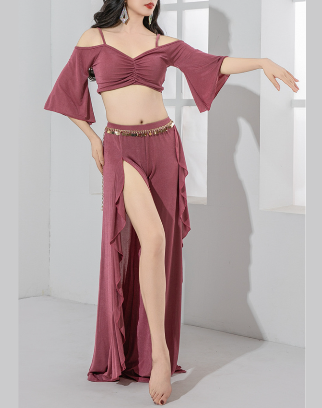 パープルのベリーダンス衣装としても使えるレッスン着を正面から撮影し、スリット入りワイドパンツのシルエットが分かる構図。