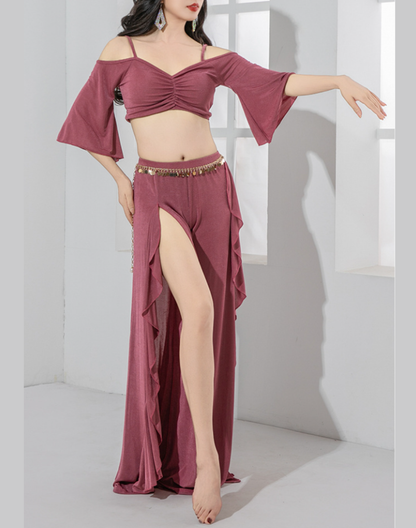 パープルのベリーダンス衣装としても使えるレッスン着を正面から撮影し、スリット入りワイドパンツのシルエットが分かる構図。