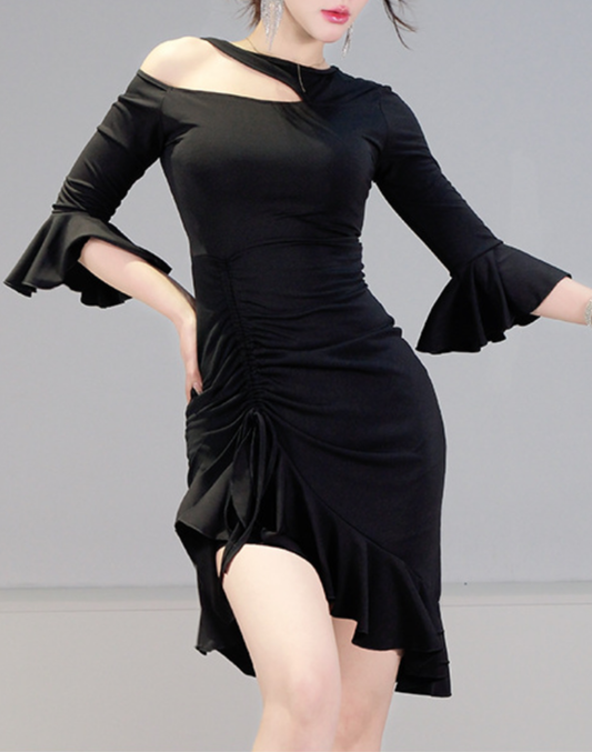 ブラックのワンピースタイプのベリーダンスレッスン着。ウエストラインとスカートの動きが分かり、衣装としても使える全身バランスを正面から捉えた写真。