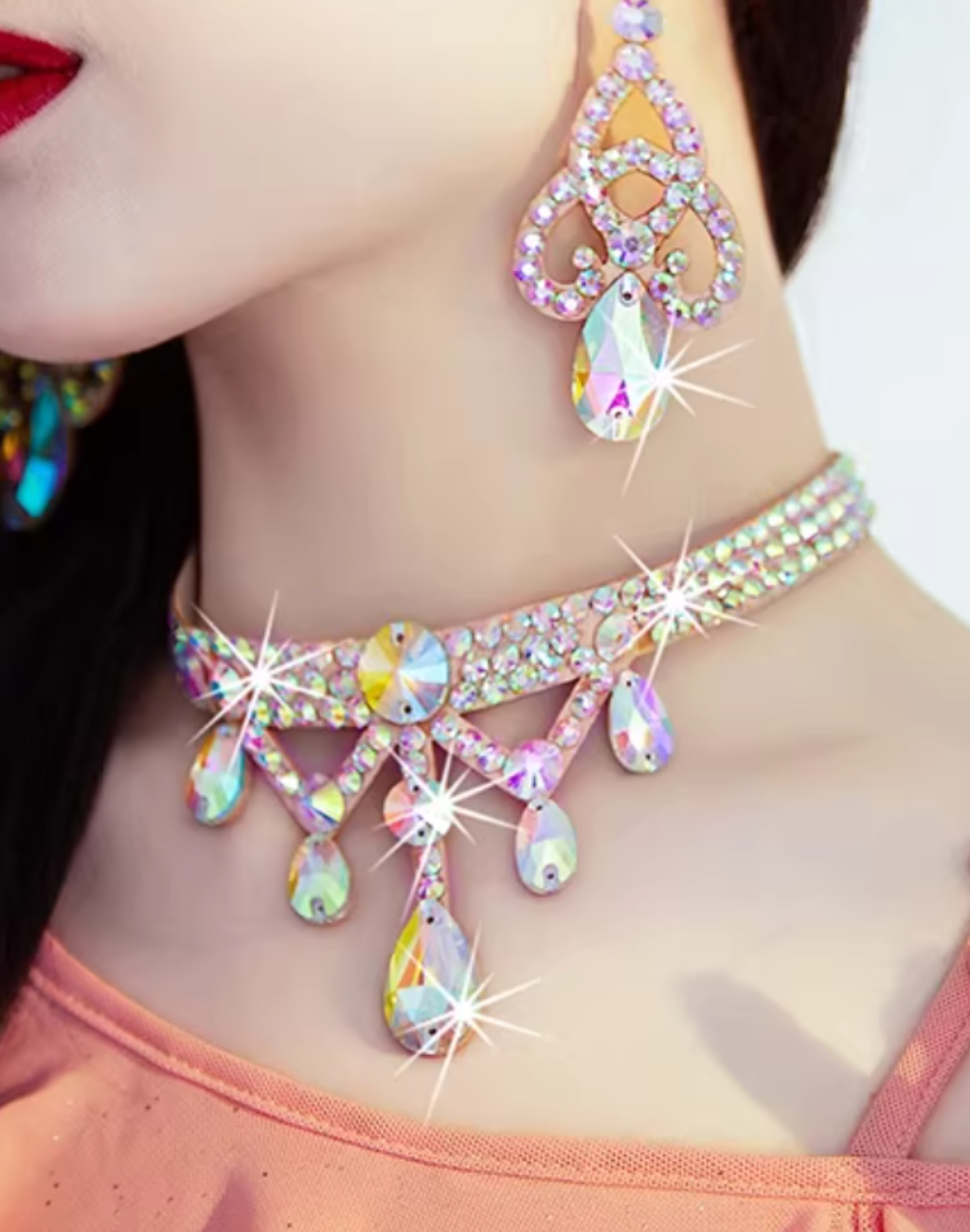 ベリーダンス衣装とレッスン着に合わせたビジューネックレスを着用し、胸元に沿う配置で上半身の動きと表情を美しく引き立てている様子