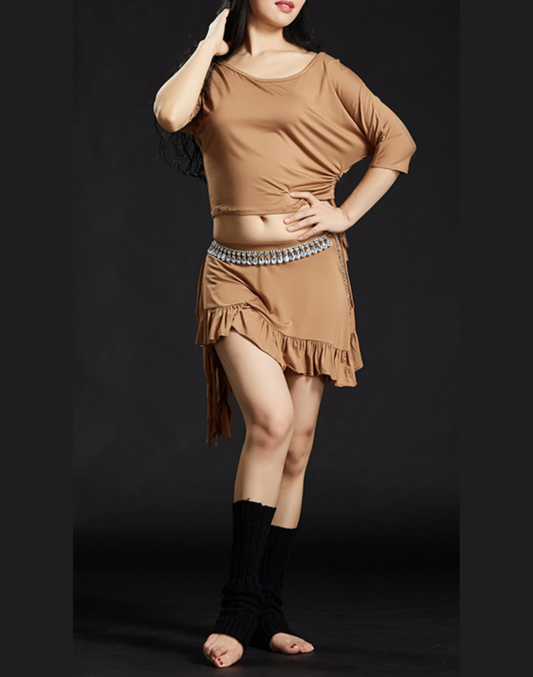 ベリーダンスの初心者にも選びやすいレッスン着の衣装セットアップを着用し、全身のバランスと動きが分かる正面の立ち姿