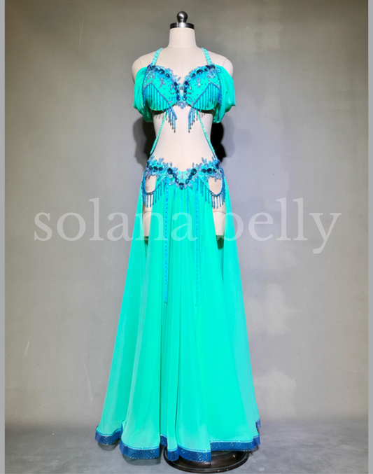 ベリーダンス衣装の全体シルエットが分かる正面全身写真で、オリエンタル演目に対応し、初心者にも取り入れやすいエメラルドグリーンの衣装。