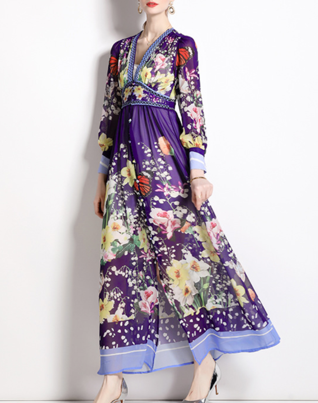 華やかな紫のガラベーヤワンピースを正面から着た女性。ベリーダンス衣装の上に羽織り、軽やかな雰囲気で立つ姿。