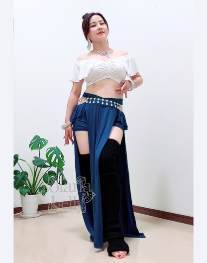 ベリーダンス レッスン着 衣装のホワイト×ブルーのセットアップを着用した女性。肩まわりを美しく見せる白トップスと、脚長効果のあるブルースカートの組み合わせ。初心者向けの安心デザイン。