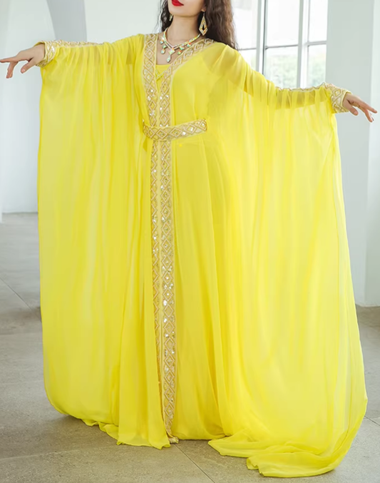 両腕を大きく広げた正面ポーズで、全体の広がりと丈感が分かる黄色のベリーダンス衣装 ハリージドレス。シフォン素材のドレープと胸元の装飾が確認できる全身写真。