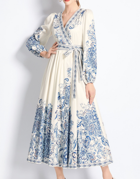 ベリーダンス衣装の上にクリーム色のラップワンピースを羽織ったモデルポーズをとる様子